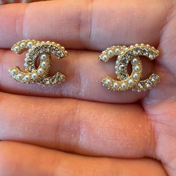Brand New Chanel Classic CC Logo Pearl, Crystal & Gold Earrings - Picture 1 of 3